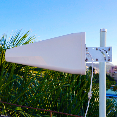 Антенна 700MHz ракеты -носителя сигнала 12dBi на открытом воздухе журнала периодическая к 2700MHz